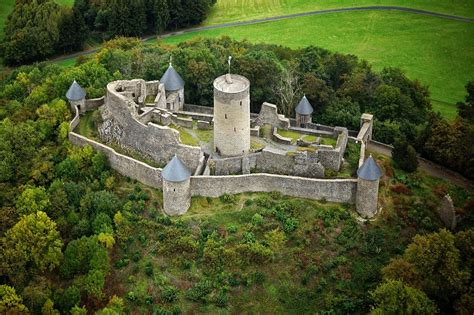 Nürburg Luftaufnahme | Mittelalterliche burg, Burgen und schlösser, Festungen