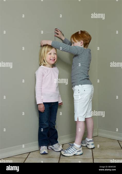 Height difference hi-res stock photography and images - Alamy