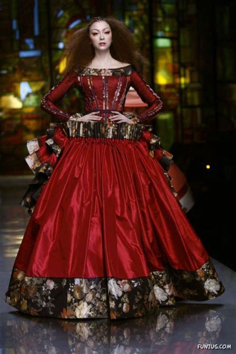 Christian Dior Fashion Show | Funzug.com