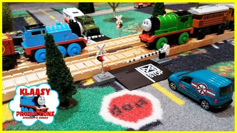 Lionel ho scale trains : Brio wooden train railway crossing set