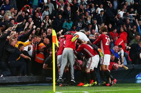 Manchester United fans celebrate goal - Mirror Online