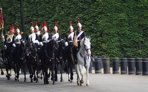 Where to watch the Changing of the Guards: Spectacle Unveiled! - London ...