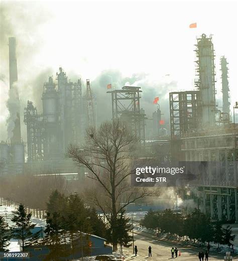 612 Oil Refinery Explosion Stock Photos, High-Res Pictures, and Images - Getty Images