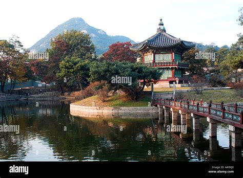 Royal garden Gyeongbokgung palace grounds Seoul Gyeonggi Do South Stock Photo: 7178399 - Alamy