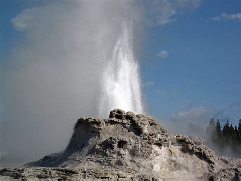 Castle Geyser eruption (9:57-10:40 AM, 15 August 2015) 1 | Flickr