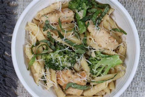 Chicken & Broccoli Penne Pasta w/Garlic White Wine Sauce - Eat the Bite