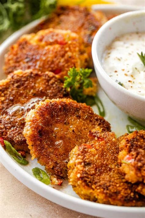 Easy Maryland-Style Crab Cakes Recipe | Diethood