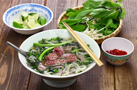 Phở Bò Tái - Vietnamese Beef Noodle Soup - Delicious Vietnam