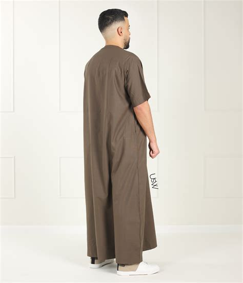 De Kandora Yusuf met korte mouwen is de ideale ready to go Fashion item voor de man. Lekker ...