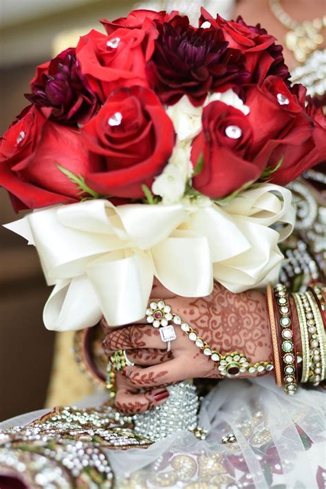 The Flower Giving Tradition in Indian Weddings | Blooms Only Pune Blog-Fresh Flowers across Pune