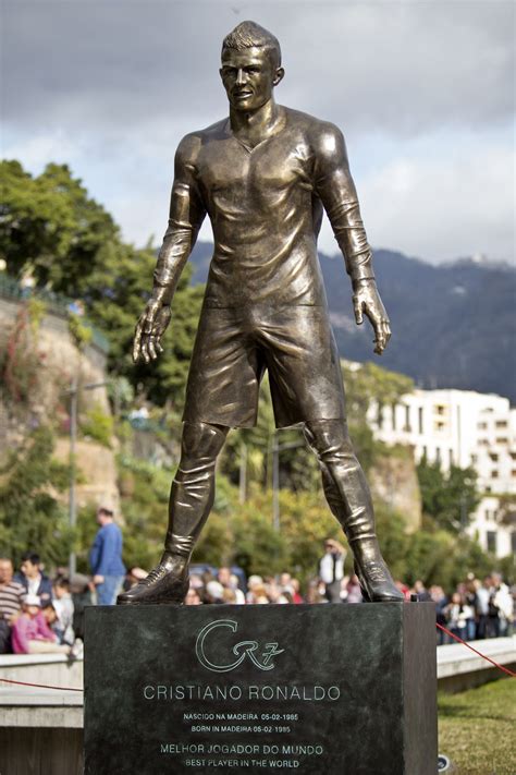 Cristiano Ronaldo immortalized in bronze statue | CNN