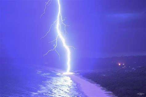 Huge Lightning strike hits the beach in Byron Bay, Australia. (Credit DK Photography) : r/pics