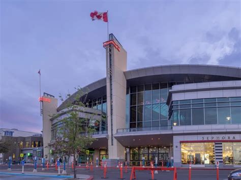 Cineplex movie theatre at Chinook Centre mall – Stock Editorial Photo © jewhyte #118213408