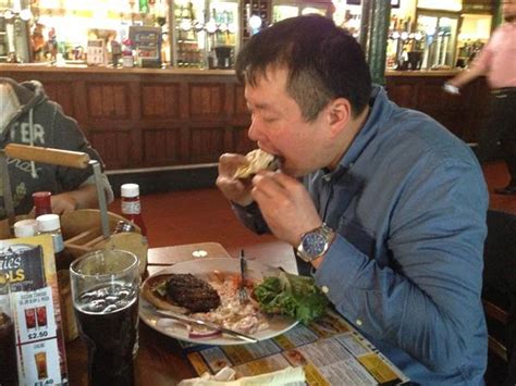 Man vs Food Challenge at the Walkabout | Eating Challenges