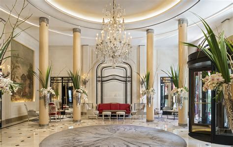 Plaza Athénée: The Most Romantic Hotel in ParisFashionela