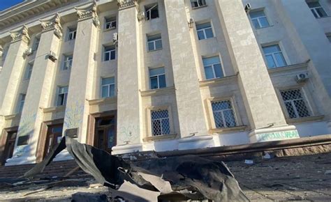 Ukraine war: Deadly attack leaves retaken Kherson with no power - BBC News