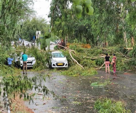 Noida Weather: अांधी संग बारिश के साथ पड़े ओले, गर्मी से नोएडा वालों को मिली राहत - Noida ...