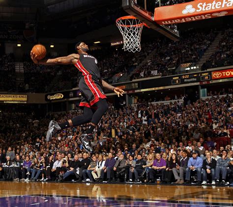 LeBron James Dunk Wallpapers - Top Free LeBron James Dunk Backgrounds - WallpaperAccess