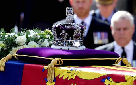 King Charles III arrives for a brief, private farewell to Queen ...