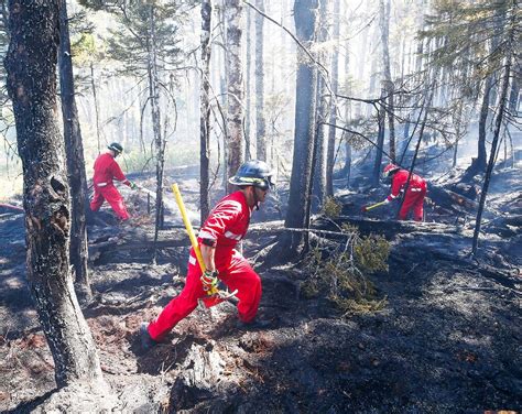 Firefighters in east Canada battle 'unprecedented' blazes