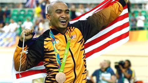 DATUK AZIZULHASNI AWANG MELAKAR SEJARAH SEKALI LAGI - Page 3 of 3 ...