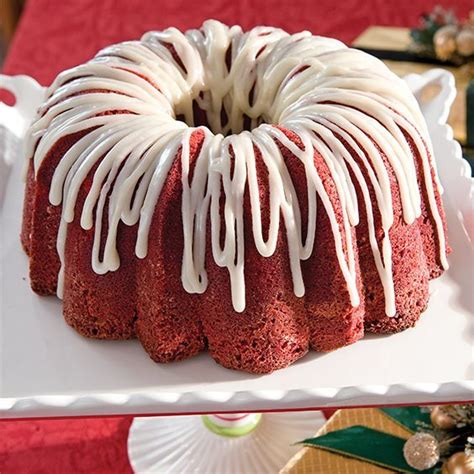 Red Velvet Pound Cake with Vanilla Cream Cheese - Paula Deen Magazine | Rezept | Essen