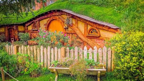 27 COOLEST Hobbit House Airbnbs in 2025