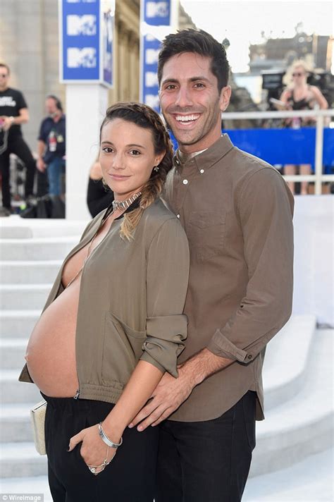 Nev Schulman's pregnant fiancee Laura Prelong goes topless at MTV VMAs ...