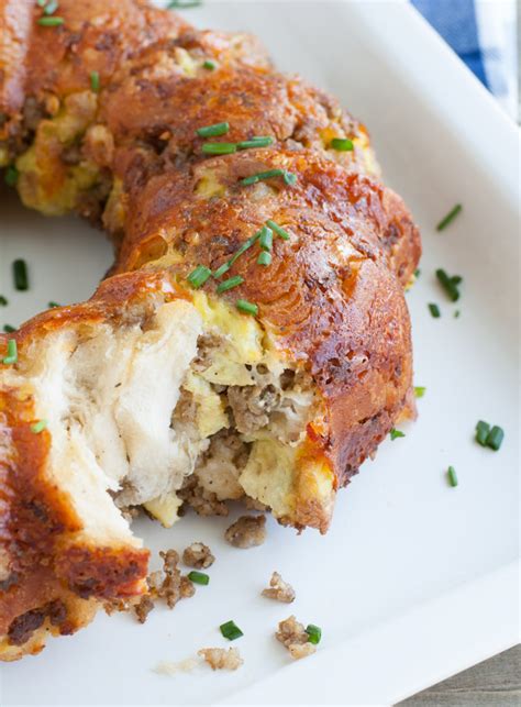 Sausage Egg and Cheese Monkey Bread ( Easy savory monkey bread, sausage ...