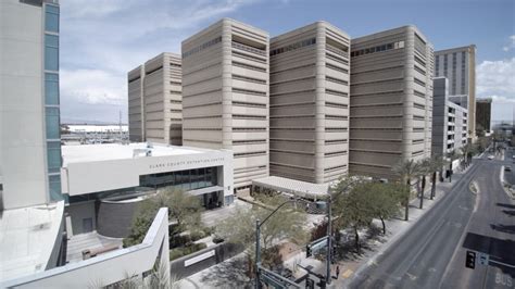 Las Vegas police giving limited tour of Clark County Detention Center