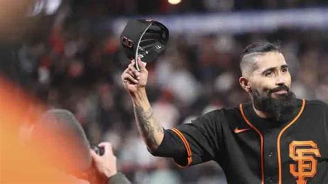 Sergio Romo retires as Giant after pitching one final time - Sports - Dunya News