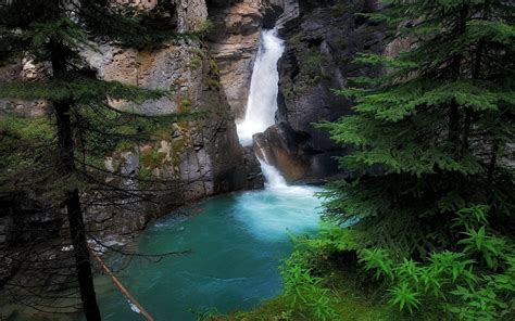 Beautiful Waterfall in Romania [2560x1600] : wallpaper