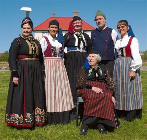 Prúðbúið fólk, Iceland | Scandinavian costume, Scandinavian dress ...