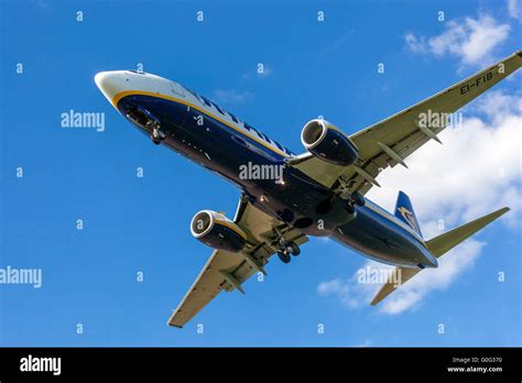 Plane airplane landing hi-res stock photography and images - Alamy