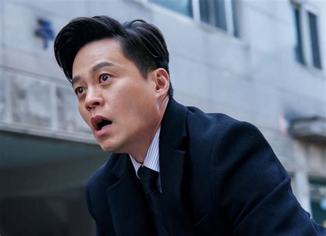 Lee Seo Jin Falls Into Despair As He Discovers The Truth Behind His Brother’s Death In “Times”