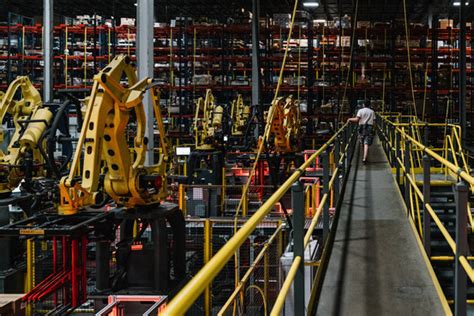 Fully Autonomous Robots: The Warehouse Workers of the Near Future - WSJ