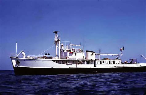 ᵀⁱⁿʸ ˢʷᵉᵉ (sweecahcahche.ah)'s RT Jaques Cousteau Research Ship ...