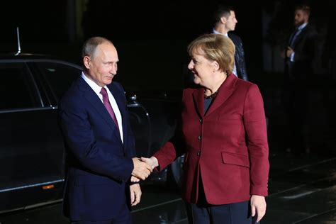 Merkel Floats Meeting With Putin as Points of Conflict Multiply - Bloomberg