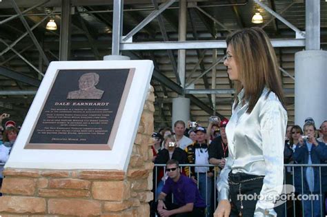 Presentation of the Dale Earnhardt memorial: Teresa Earnhardt at Las Vegas