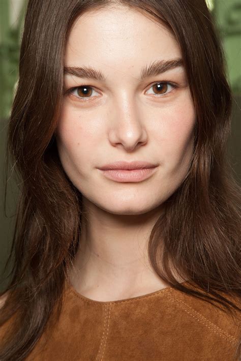 Chloé Fall 2015 Ready-to-Wear - Collection - Gallery - Style.com | Barely there makeup, Beauty ...