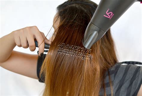 How to Straighten Hair Without the Use of an Iron: 11 Steps