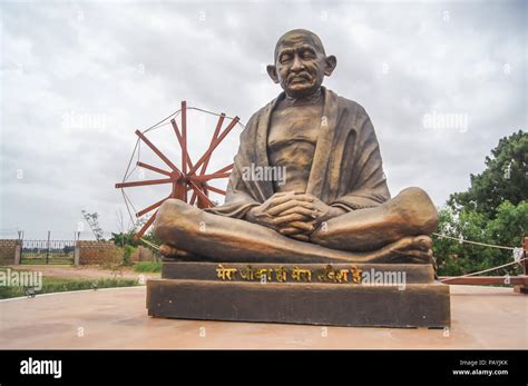 Mahatma gandhi statue parliament square hi-res stock photography and ...