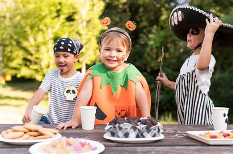 Free Photo | Kids celebrating halloween