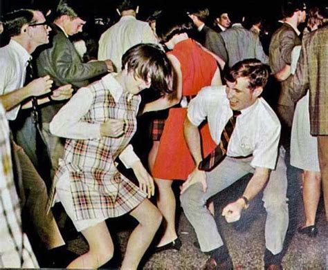 Amazing Candid Photographs Capture Teenagers Dancing at the High School Dance From the 1970s ...