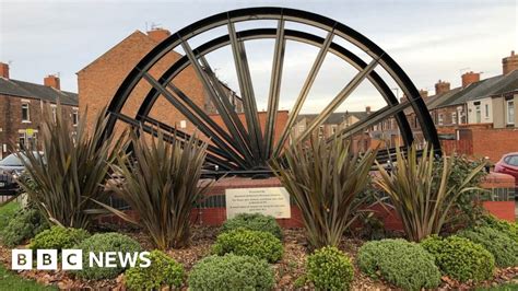 Blackhall Colliery: Cash in street 'left by Good Samaritans' - BBC News