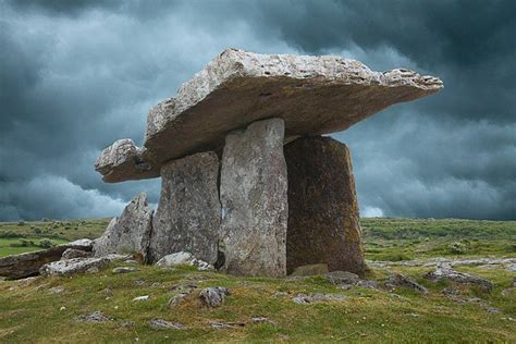 Six thousand year old megalithic tomb, one of the oldest monuments in the world, Poulnabrone ...