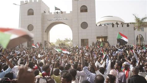 Sudan protests: Demonstrators wait for army statement - BBC News