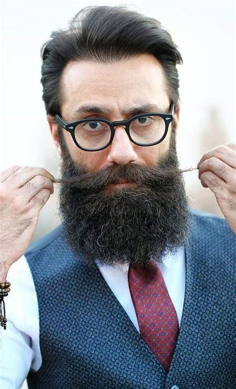 The Ultra-Masculine And Sexy Verdi Beard style In 5 Steps!