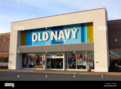 Old Navy Store Front Stock Photo - Alamy