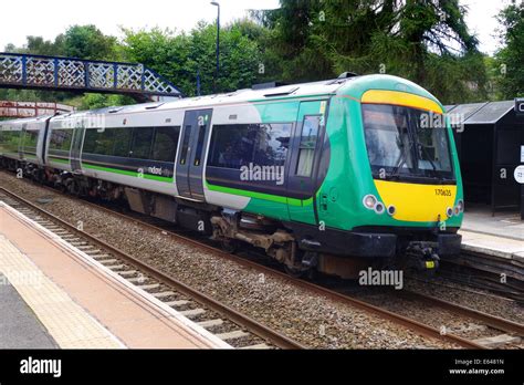 Tren de pasajeros de trenes London Midland Uk Fotografía de stock - Alamy